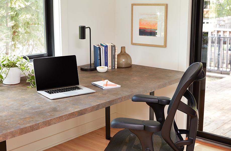 Espace de bureau à domicile lumineux avec bureau en stratifié de marque Formica Bronze Patiné, chaise de bureau et accessoires