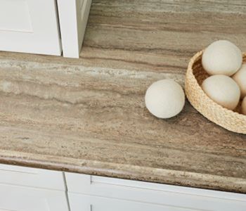 Comptoir de salle de bain en Travertin Noisette