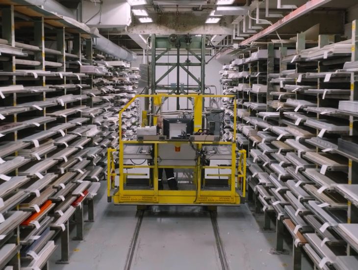 Étagères de chaque côté avec feuilles de stratifié et machine jaune